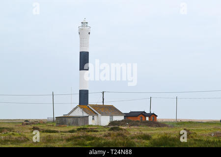 Le nouveau phare à Dungeness, Kent, Angleterre, mars 2019. Le phare se trouve sur une réserve naturelle avec une grande zone de bardeau. Banque D'Images