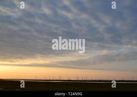 Peu Cour Cheyne Windfarm photographié à l'écart du jury par A250 à la sortie de Dungeness. Mars 2019 Banque D'Images