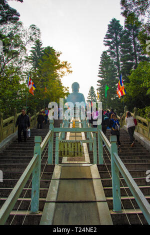 L'île de Lantau, Hong Kong Dec.2013 : les gens à monter les escaliers raides à la célèbre Grand Bouddha Tian Tan, il a le plus grand du monde de Bouddha en bronze Banque D'Images