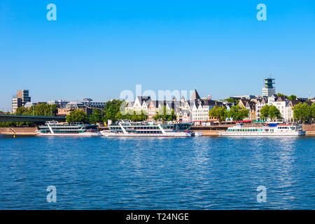 Vieilles maisons colorées à la digue du Rhin dans le centre-ville de Cologne en Allemagne Banque D'Images