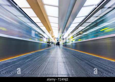 Tapis roulant tapis roulant ou avec effet de flou à l'aéroport international Banque D'Images