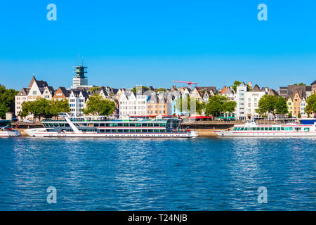 Vieilles maisons colorées à la digue du Rhin dans le centre-ville de Cologne en Allemagne Banque D'Images