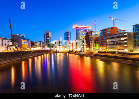 Neuer Zollhof est le complexe hôtelier situé à Media Harbour district à Dusseldorf city en Allemagne Banque D'Images