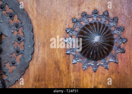 Vieille porte en bois design en métal avec des pays du Moyen-Orient Banque D'Images
