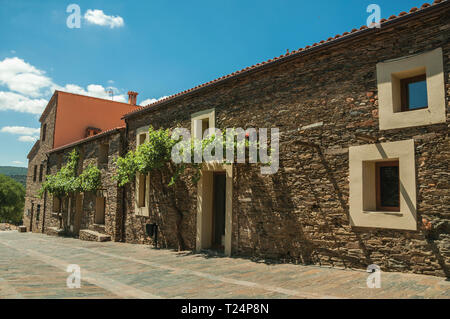 Rue avec maisons rustiques et des murs en pierre au Parc National Monfrague. Un endroit remarquable avec une crête de montagne de charme en Espagne. Banque D'Images
