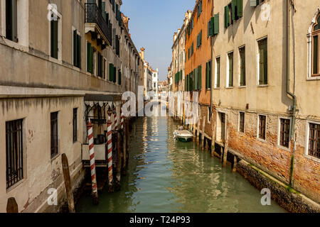 L'Italie, Venise, vue de canaux parmi les maisons typiques de Venise. Banque D'Images