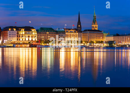 Le centre-ville de Hambourg en Allemagne, au coucher du soleil Vue Banque D'Images