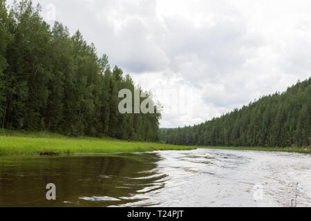 Un des petits tributaires de la rivière Ienisseï. Région de Krasnoïarsk, Russie Banque D'Images