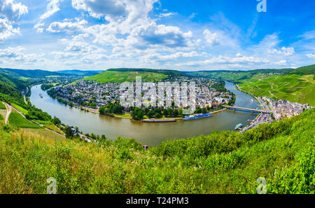 Bernkastel Kues aerial vue panoramique. Bernkastel-Kues est un célèbre centre viticole sur la Moselle, en Allemagne. Banque D'Images