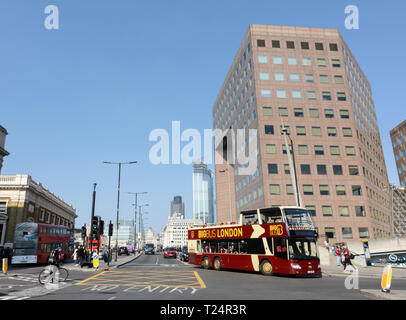 Un gros autobus London tour bus sur le pont de Londres, vu de l'Southwark côté du pont Banque D'Images