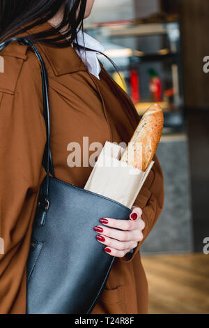 Belle jeune fille élégante de l'achat d'un nouveau petit pain dans une boulangerie Banque D'Images