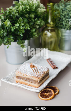 Sweet apple pie avec décors derrière Banque D'Images