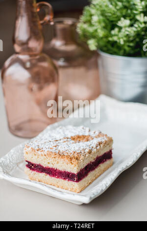 Sweet Cherry pie avec décors derrière Banque D'Images