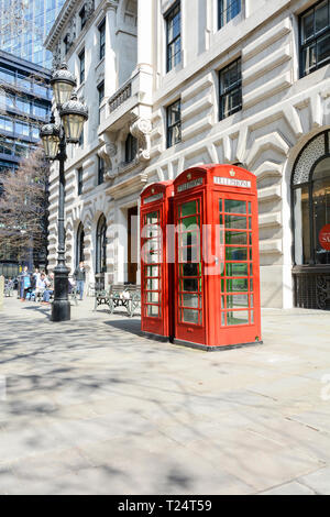 Classé Grade II inopérant téléphone rouge cases du Royal Exchange, Ville de London, UK Banque D'Images