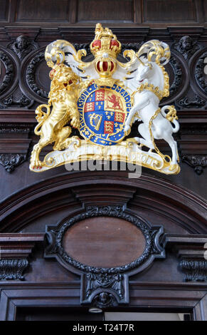 Les armoiries royales et le lion et licorne au St Mary Abchurch Abchurch Lane, Londres, Royaume-Uni, EC4, Banque D'Images