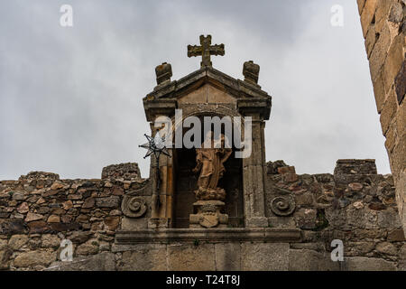 Détail de la Nuestra Senora de la Estrella petit temple au sommet de l'arche d'entrée de la vieille ville de Caceres. Banque D'Images