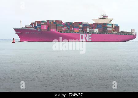 Le porte-conteneurs, une continuité, en cours, En Route de Hambourg pour le Port de Southampton, Royaume-Uni. Banque D'Images