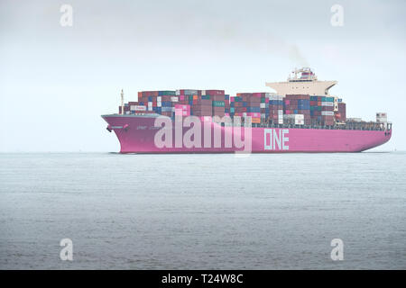 The Ocean Network Express New Panamax Container Ship, ONE CONTINUITY, en route de Hambourg au port de Southampton, au Royaume-Uni Banque D'Images