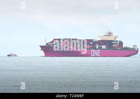 The Ocean Network Express Container Ship, ONE CONTINUITY, naviguant de Hambourg au port de Southampton, au Royaume-Uni. Banque D'Images