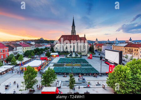 Cluj, Roumanie : 2 juin, 2018 - L'Église médiévale et Union Square au coucher du soleil au cours de Transilvania International Film Festival (TIFF). Banque D'Images