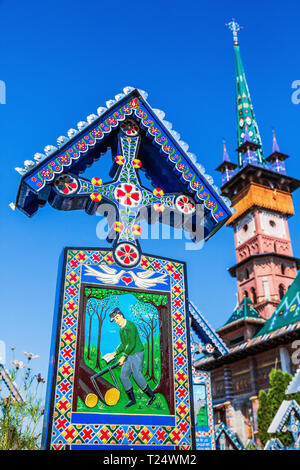 Maramures, Roumanie : 4 août, 2018 - Cimetière Joyeux (Cimitirul Vesel) village de Sapanta, le nord de la Roumanie. Banque D'Images