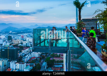 NHA TRANG, VIÊT NAM - Mars 14, 2018 : Skylight Nha Trang pont d'observation à Premier Havana Hotel à Nha Trang, Vietnam du Sud Banque D'Images