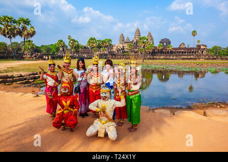 SIEM REAP, Cambodge - Mars 22, 2018 : les artistes non identifiés posant en costumes traditionnels khmers au temple d'Angkor Wat à Siem Reap au Cambodge. Banque D'Images