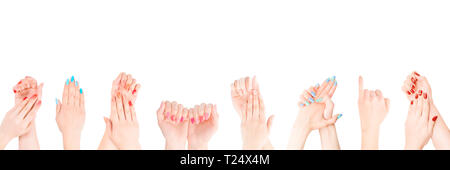 Femme les mains avec du vernis à ongles coloré situé dans la ligne. Isolé sur blanc, chemin de détourage inclus Banque D'Images