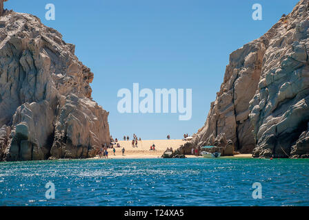 Plage des anoureux entre les hautes falaises de Cabo San Lucas, Mexique Banque D'Images