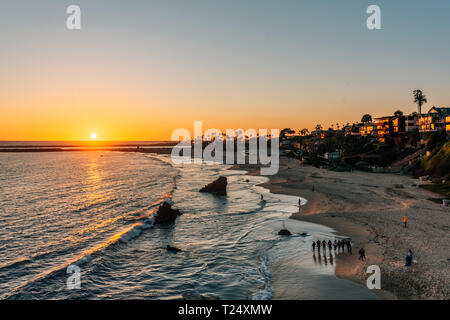 Coucher du soleil sur une plage de Inspiration Point, dans la région de Corona del Mar, Newport Beach, Californie Banque D'Images