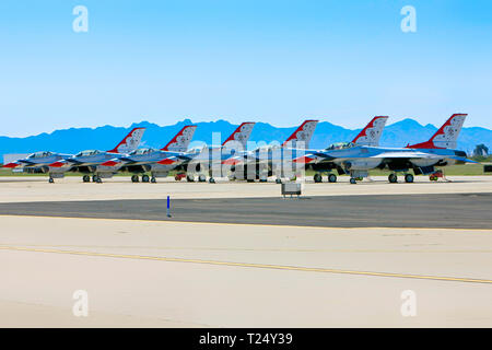 Les avions de chasse F-16 de l'armée de l'équipe de Thunderbird à la base aérienne Davis-Monthan AFB airshow dans Tucson AZ Banque D'Images