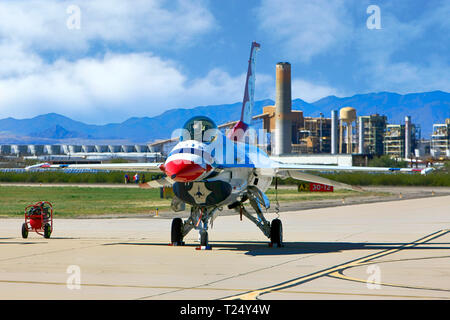 Les avions de chasse F-16 de l'armée de l'équipe de Thunderbird à la base aérienne Davis-Monthan AFB airshow dans Tucson AZ Banque D'Images