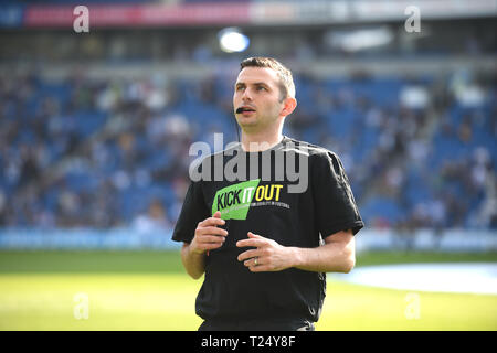 Arbitre Michael Oliver portant un Kick it Out shirt avant le premier match de championnat entre Brighton & Hove Albion et de Southampton à l'American Express Community Stadium . 30 mars 2019 Editorial uniquement. Pas de merchandising. Pour des images de football Premier League FA et restrictions s'appliquent inc. aucun internet/mobile l'usage sans licence FAPL - pour plus de détails Football Dataco contact Banque D'Images