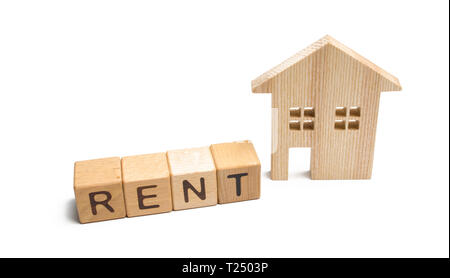 Figurine en bois et maisons cubes avec le mot louer. Le concept de la recherche d'une colocation et à faire de l'argent sur les maisons. Les investissements. Nation Mobile, S Banque D'Images