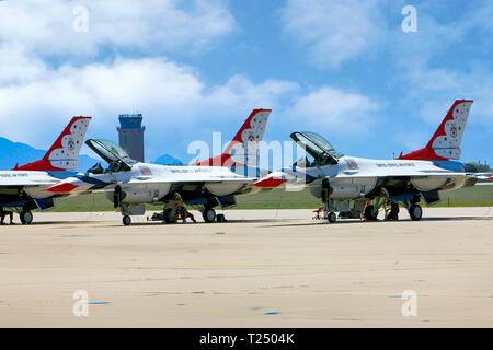 Les avions de chasse F-16 de l'armée de l'équipe de Thunderbird à la base aérienne Davis-Monthan AFB airshow dans Tucson AZ Banque D'Images