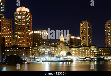 Boston Custom House, Rowes Wharf et Financial District skyline at night, Boston, Massachusetts, USA. Banque D'Images