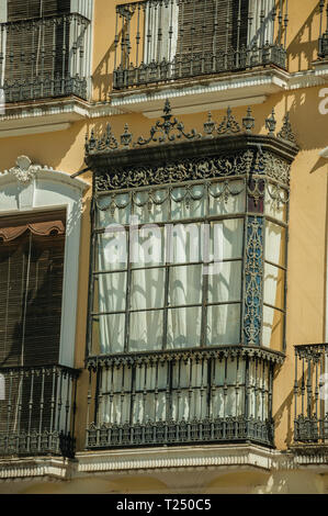 Fenêtres avec balcon sur la façade de l'immeuble de style éclectique avec des ornements à Mérida. La ville conserve de nombreux bâtiments de l'ancienne Rome en Espagne. Banque D'Images