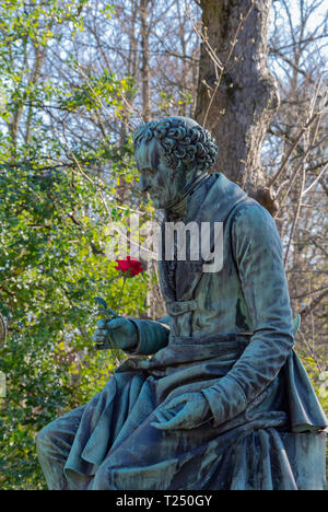 Une statue de Vivant Denon, ancien directeur du musée du Louvre au cimetière du Père Lachaise, Paris, France Banque D'Images