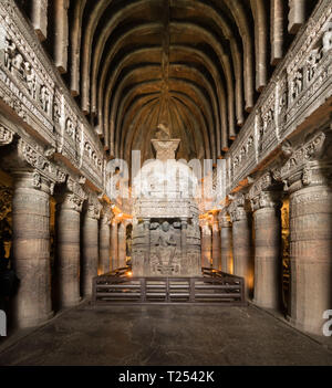 Au début de la roche sculptée bouddhiste temple à Ajanta caves, l'État du Maharashtra, Inde Banque D'Images