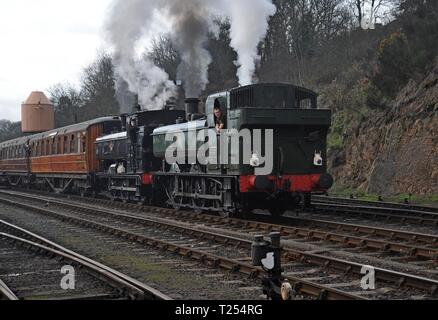 Deux numéros locomotives réservoir pannier GWR 7714 & 6430 quitter Bewdley station sur la Severn Valley Heritage Railway au Gala du Printemps 2019 Banque D'Images
