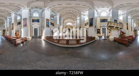 Vue panoramique à 360° de VILNIUS, LITUANIE - Septembre 2018 : panorama sphérique transparente complète par 360 180 degrés voir l'intérieur de l'église catholique dans le style du classicisme j