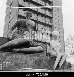 Les moineaux ne peuvent pas chanter (1962), Barbara Windsor Date : 1962 Banque D'Images