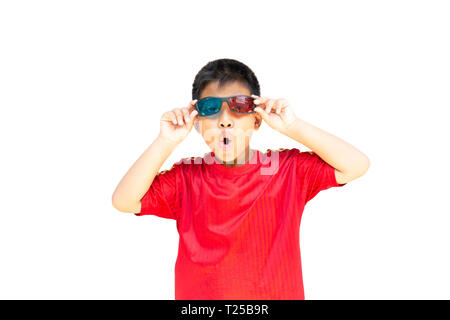 Asian boy avec des lunettes 3D'isolement en chemin de détourage. Banque D'Images