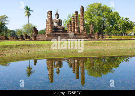 Vue de l'ancienne sculpture d'un Bouddha assis sur les ruines du temple Wat Chana Songkram. Sukhothai, Thaïlande Banque D'Images