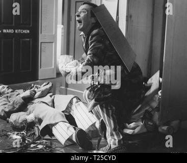 Les jonquilles ronde deux fois (1962) Kenneth Willliams, Date : 1962 Banque D'Images