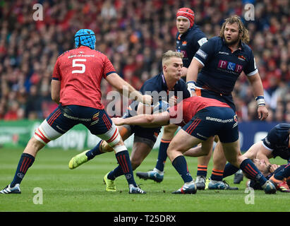 Le Duhan van Der Merwe d'Édimbourg est affronté par Niall Scannell de Munster lors du quart de finale de la coupe des champions d'Europe au stade BT Murrayfield, à Édimbourg. Banque D'Images