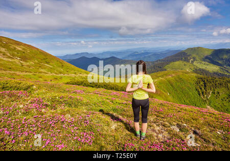 Jeune fille faisant du yoga fitness piscine dans un beau paysage montagneux. Morning Sunrise, Namaste Lotus pose. La méditation et vous détendre Banque D'Images