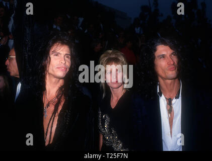 CULVER CITY, CA - 8 mars : Musicien chanteur Steven Tyler et Joe Perry et femme Billie Perry assister à la 20e édition du People's Choice Awards le 8 mars 1994 sur Sony Photo Studios à Culver City, Californie. Photo de Barry King/Alamy Stock Photo Banque D'Images