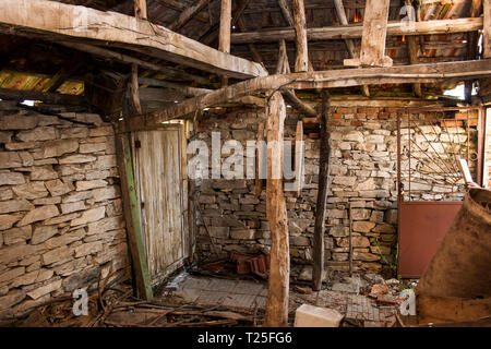 Ancienne grange rustique dans une maison de village, Bulgarie Banque D'Images