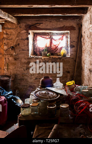 Vieille cave dans une maison de village traditionnelle, Bulgarie Banque D'Images